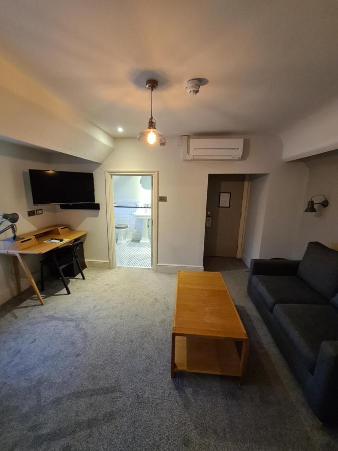 The Crown Hotel Амършам Екстериор снимка