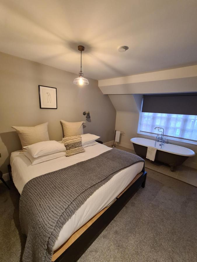 The Crown Hotel Амършам Екстериор снимка
